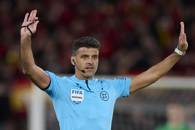 开云-45场12红！世体：巴萨是曼萨诺执法生涯染红最多球队，梅西在列